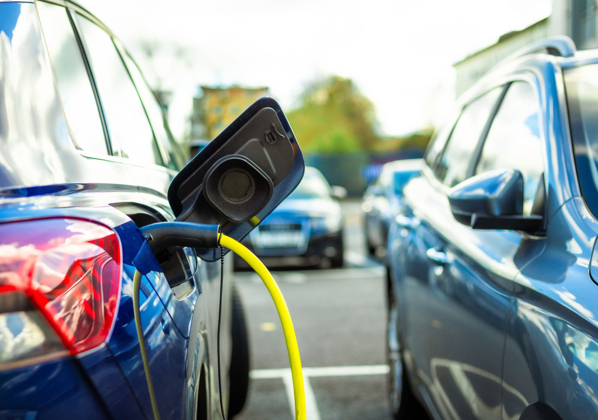 Elektroauto wird an Ladestation in der Stadt geladen