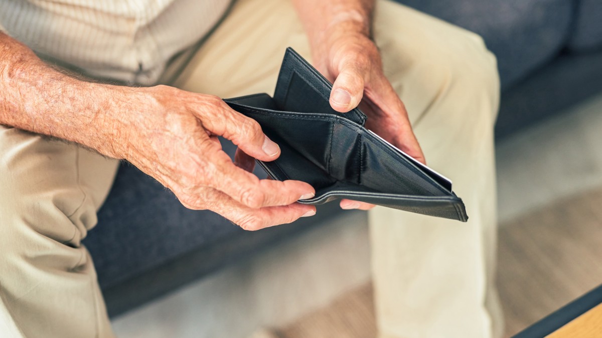 Rentner mit Geldbörse