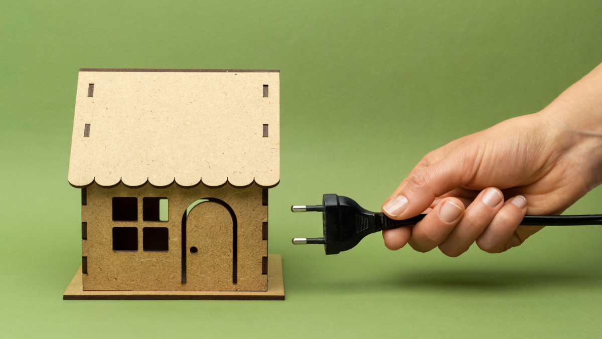 Miniaturhaus mit Stromstecker