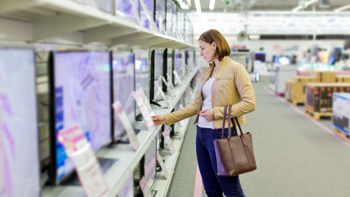 Frau im Elektronikmarkt