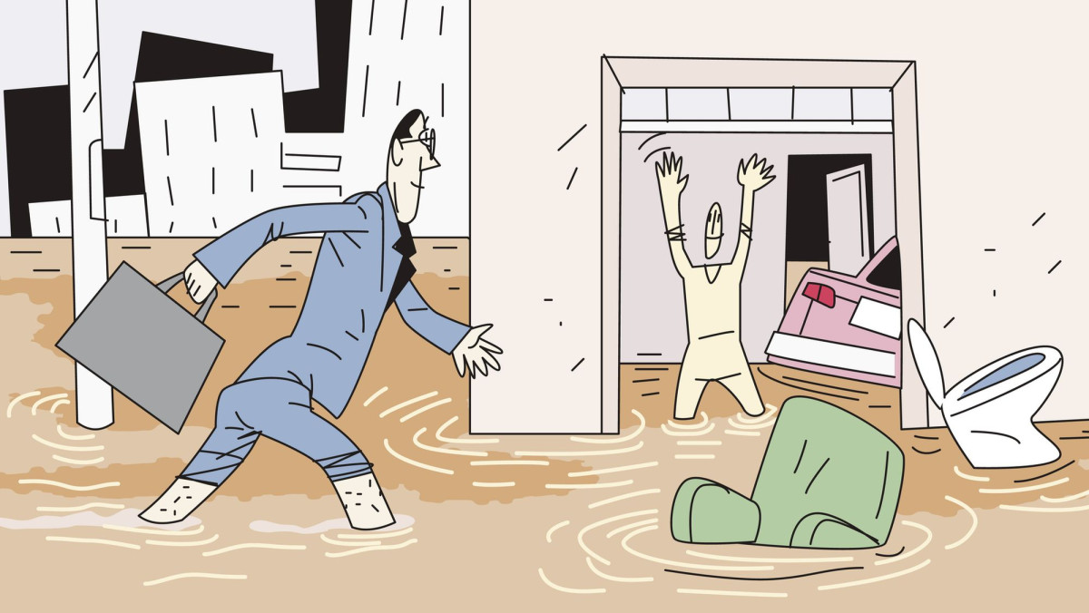 Versicherungsvermittler läuft durchs Hochwasser zu seinem Kunden.