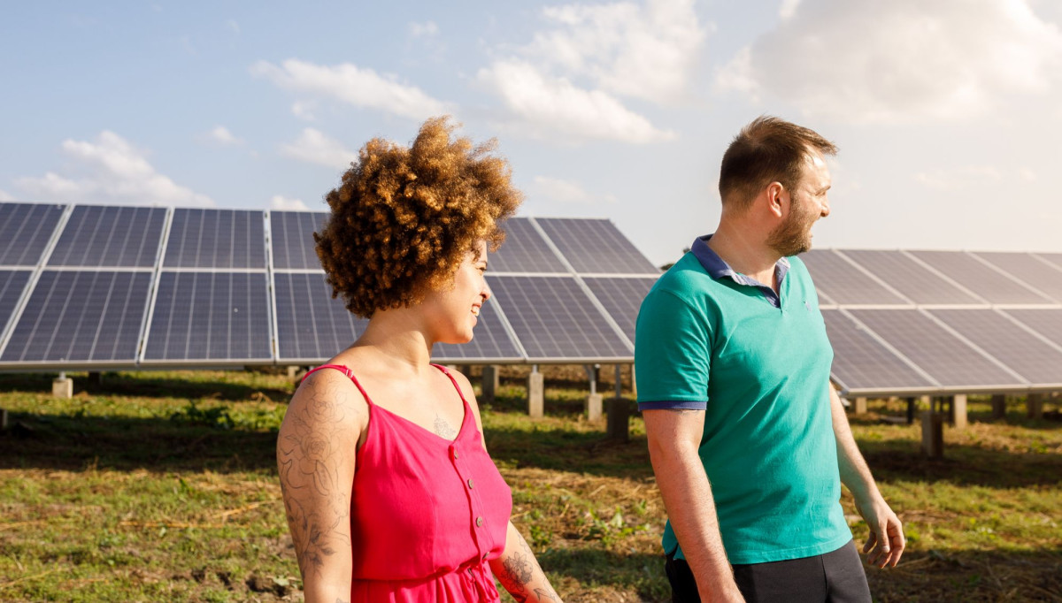Menschen vor Solarpark