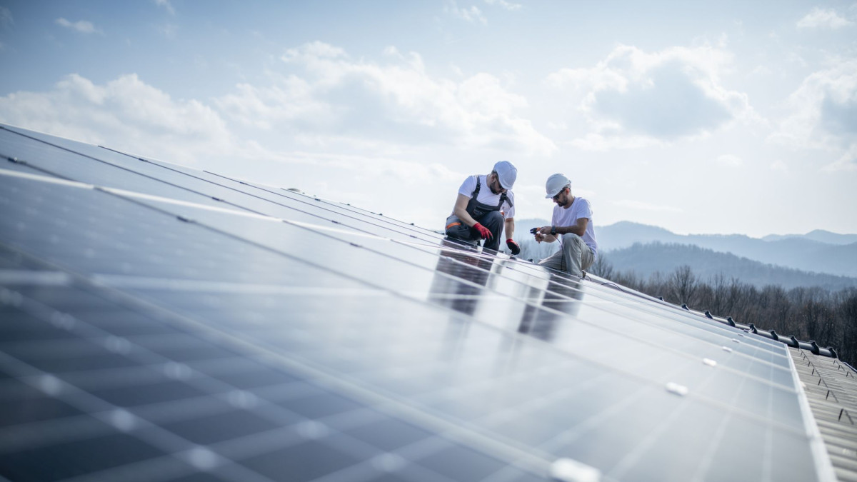 Handwerker installieren Sonnenkollektoren