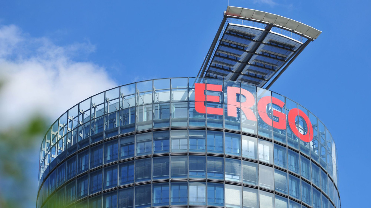 Das Ergo-Gebäude mit großer roter Ergo-Schrift