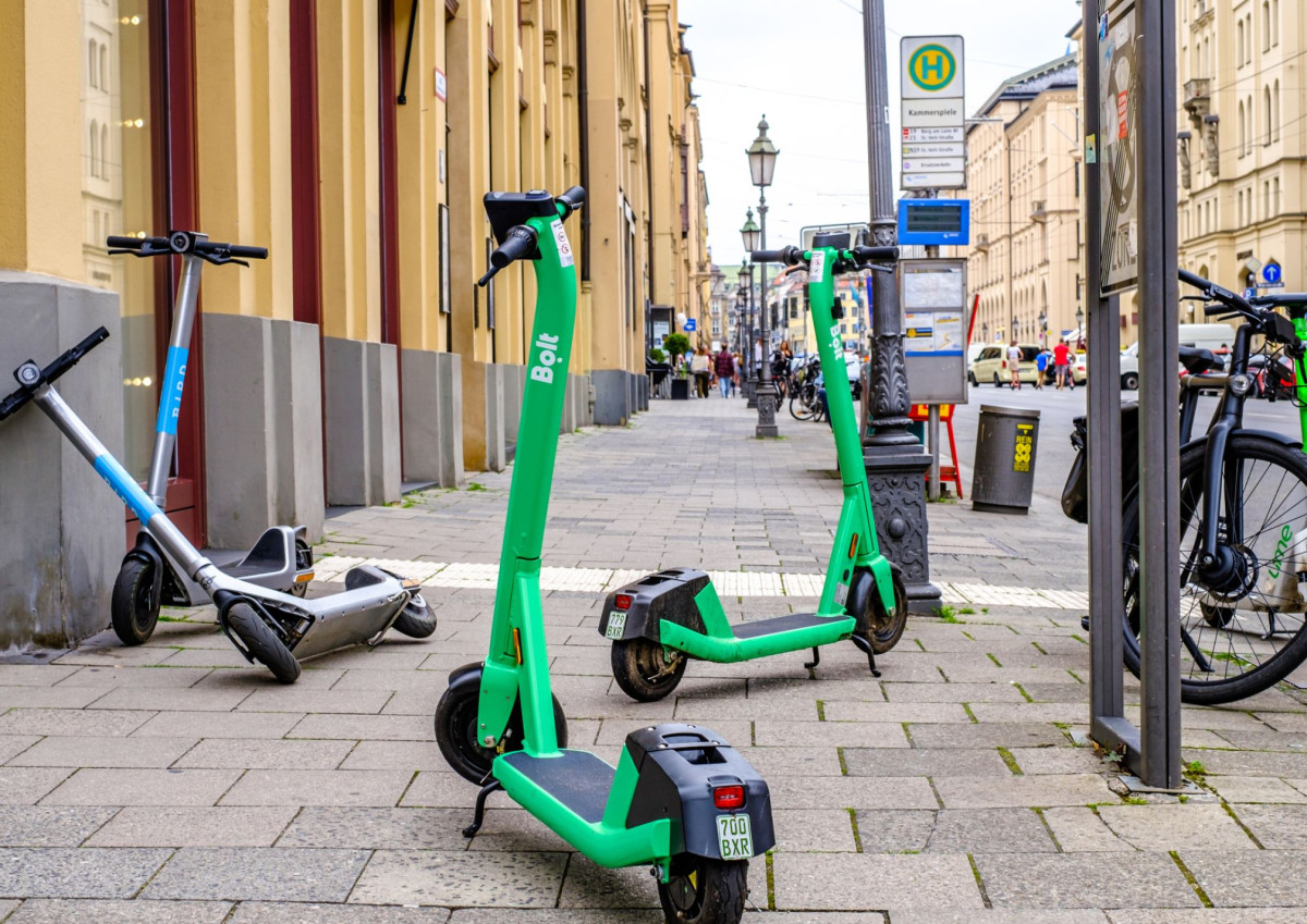 Mehrere E-Scooter stehen auf einem Bürgersteig in Deutschland