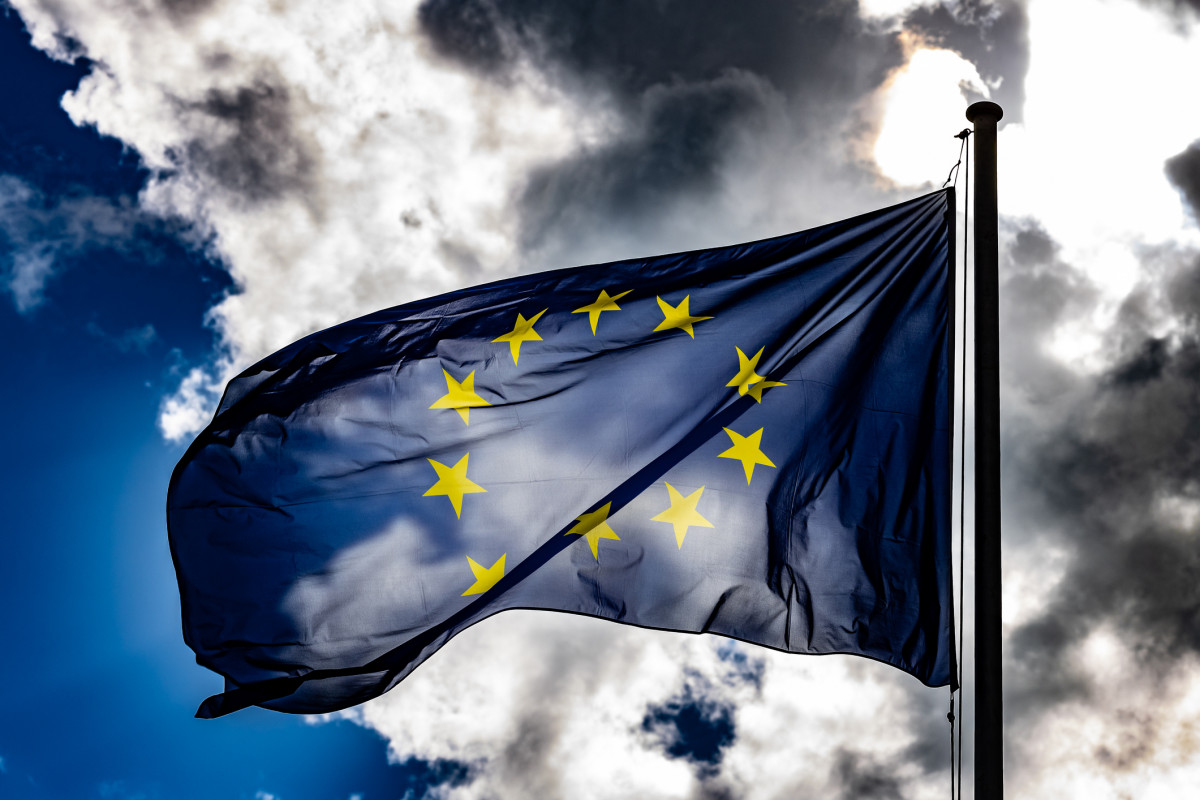 EU-Flagge vor Wolken