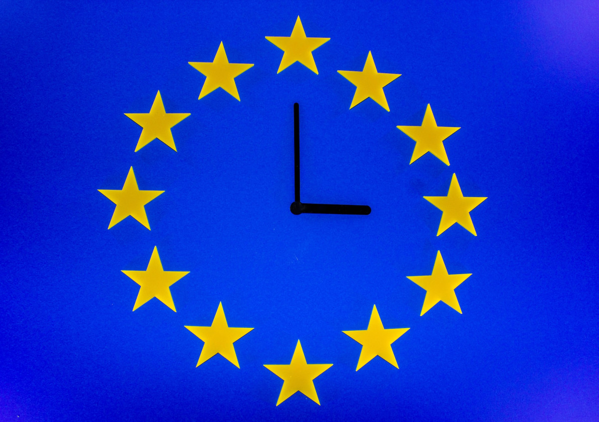 Eine Uhr aus der EU-Flagge gebildet