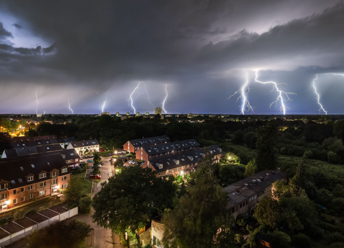 Ein starkes Gewitter mit mehreren Blitzen über Hamburg