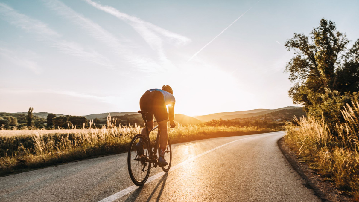 Rennradfahrer auf einer Straße