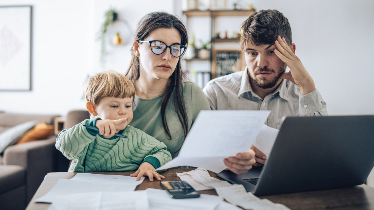 Familie grübelt über Papieren