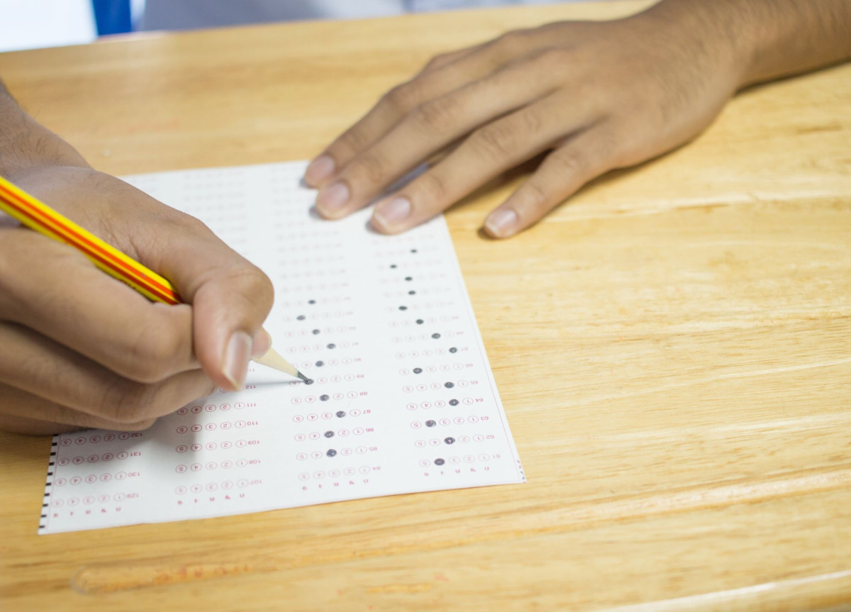 Ein Schüler füllt einen Multiple-Choice-Text aus