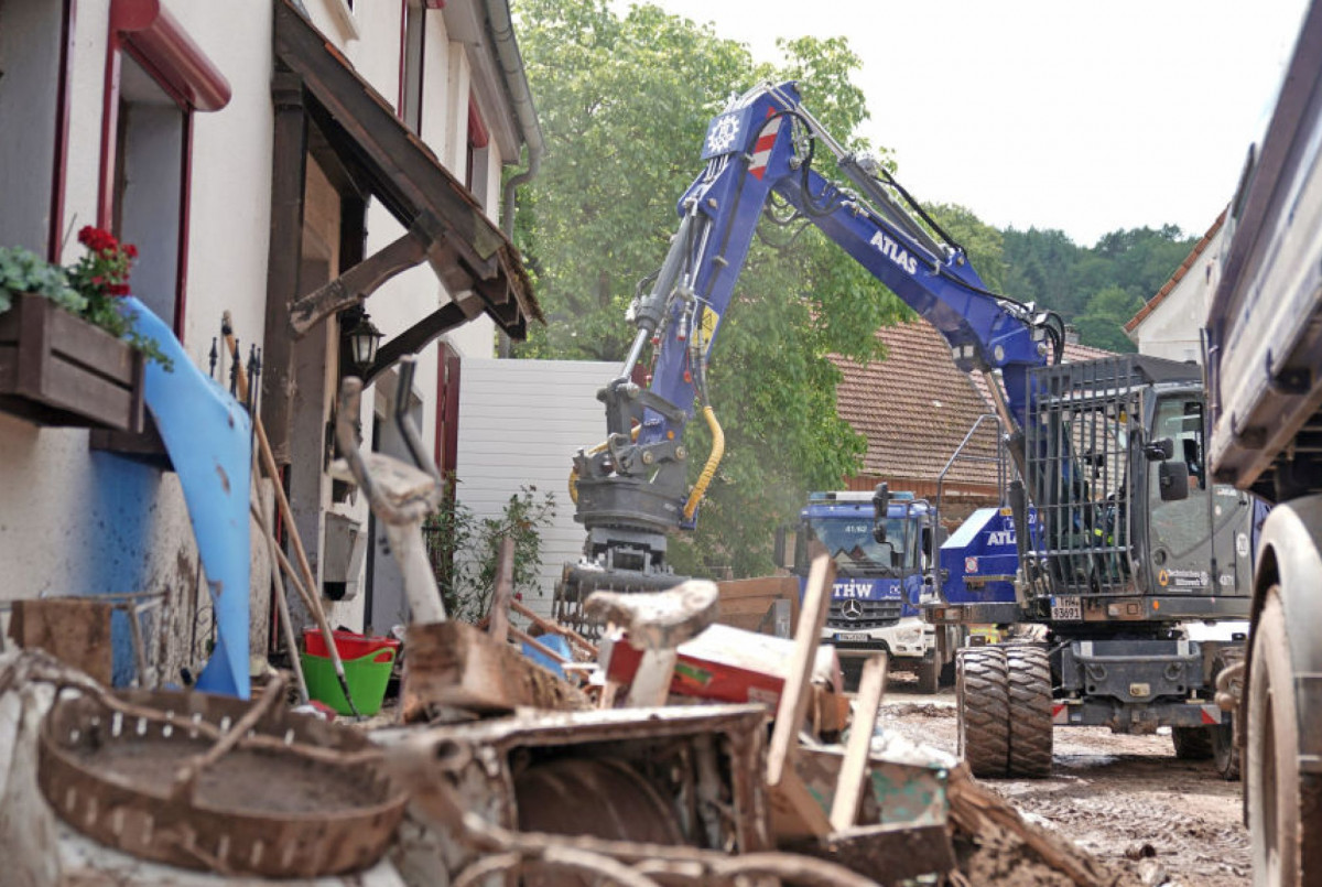 Aufräumarbeiten nach Hochwasser in Baden-Württemberg
