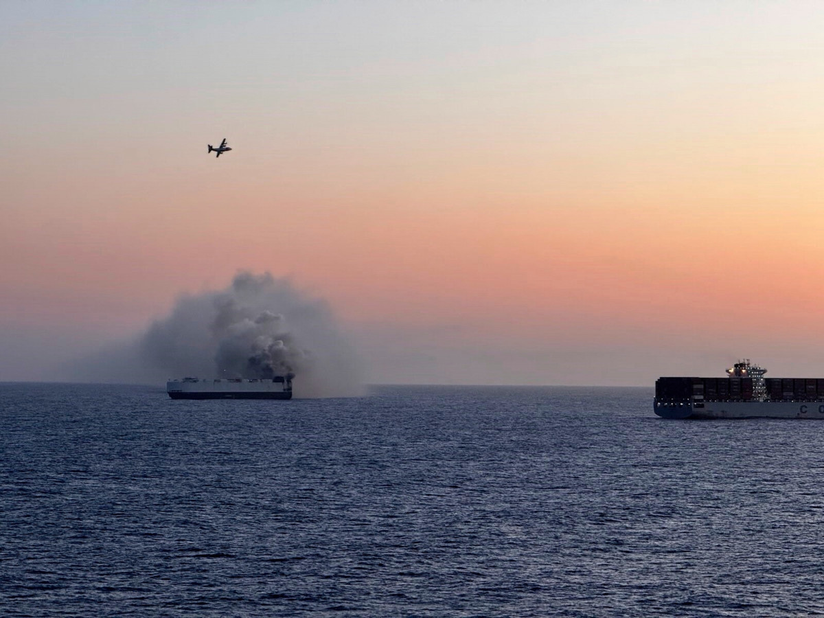 Auf diesem vom US-Küstenwachdienst bereitgestellten Foto steigt Rauch vom Frachtschiff Morning Midas etwa 300 Meilen südlich von Adak, Alaska, am 3. Juni 2025 auf. Die Besatzung des Frachtschiffs, das rund 3.000 Fahrzeuge nach Mexiko transportierte, verließ das Schiff, nachdem sie das Feuer nicht unter Kontrolle bringen konnte.