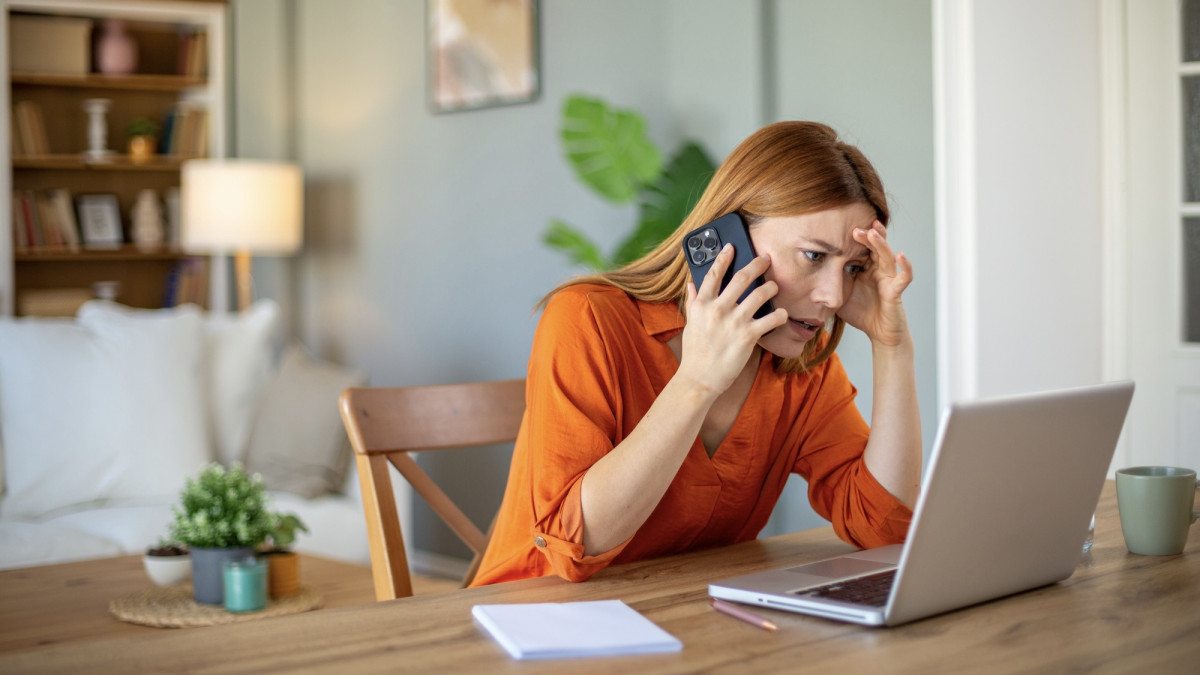 Junge Frau beschwert sich am Telefon