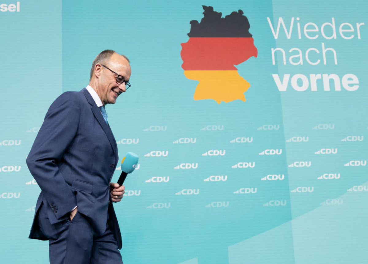 CDU-Vorsitzender Friedrich Merz vor einem CDU-Plakat