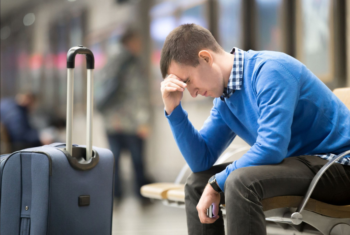 Ein enttäuschter Urlauber am Flughafen