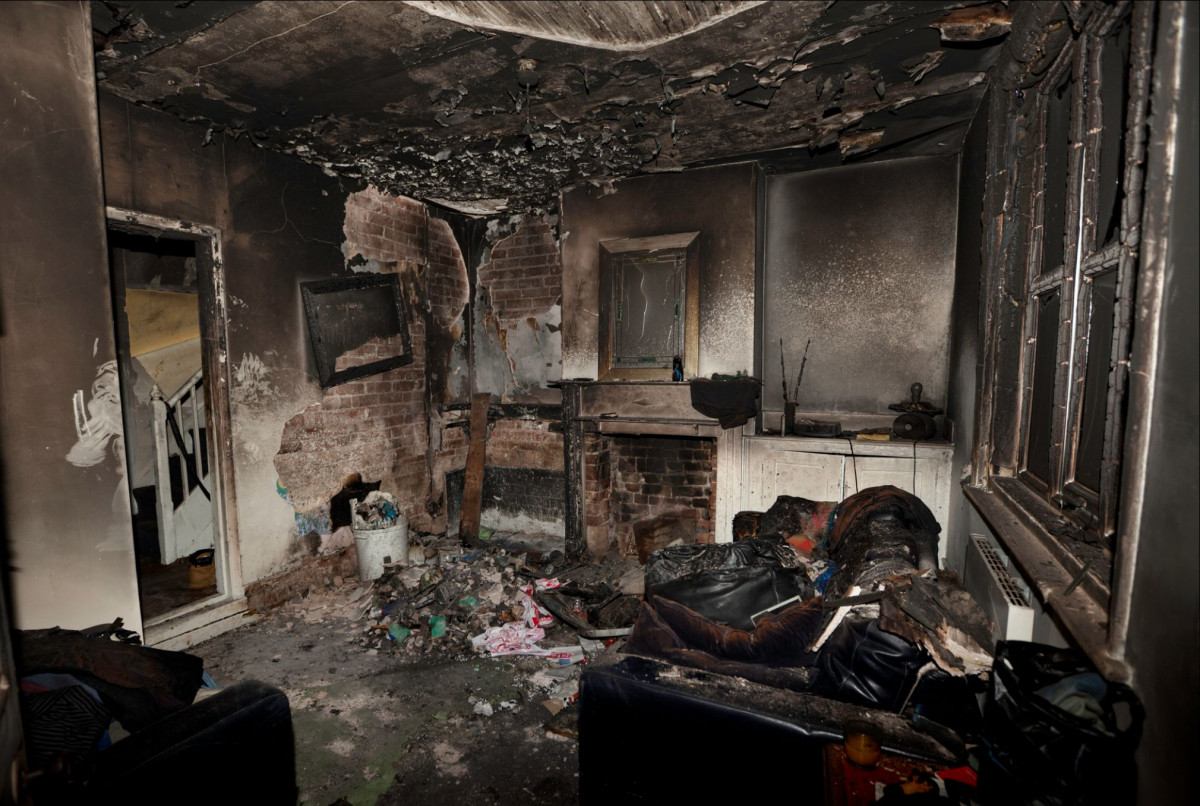 Ein Wohnzimmer liegt nach einem Brand in Trümmern