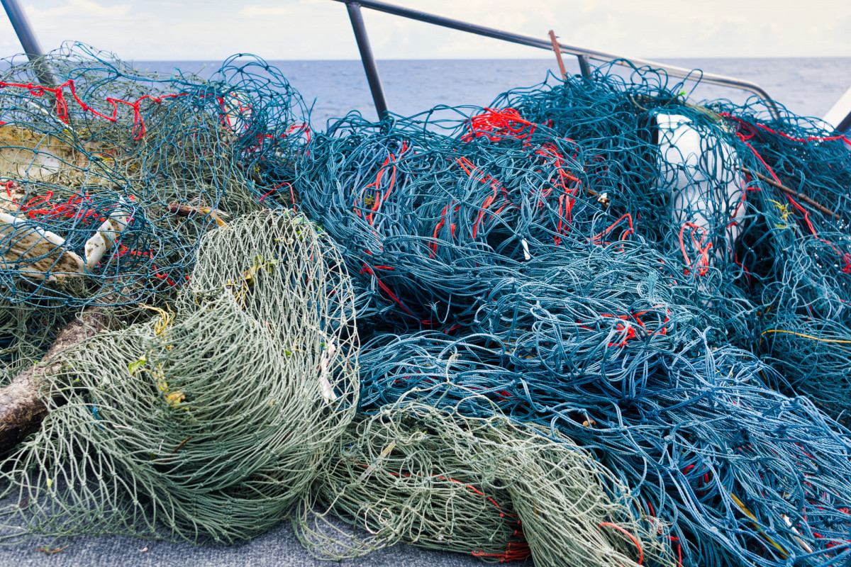 Alte Fischernetze an Bord eines Schiffes