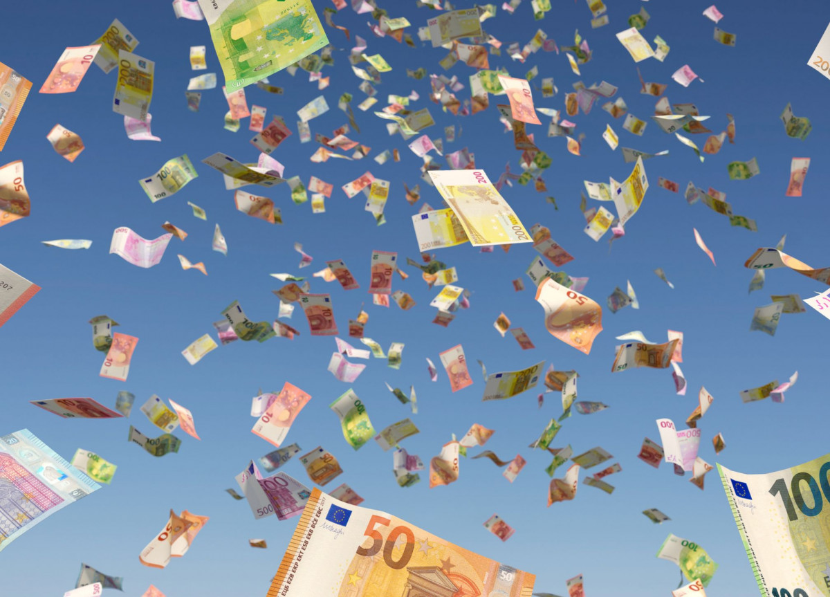 Zahlreiche Euroscheine wirbeln durch die Luft