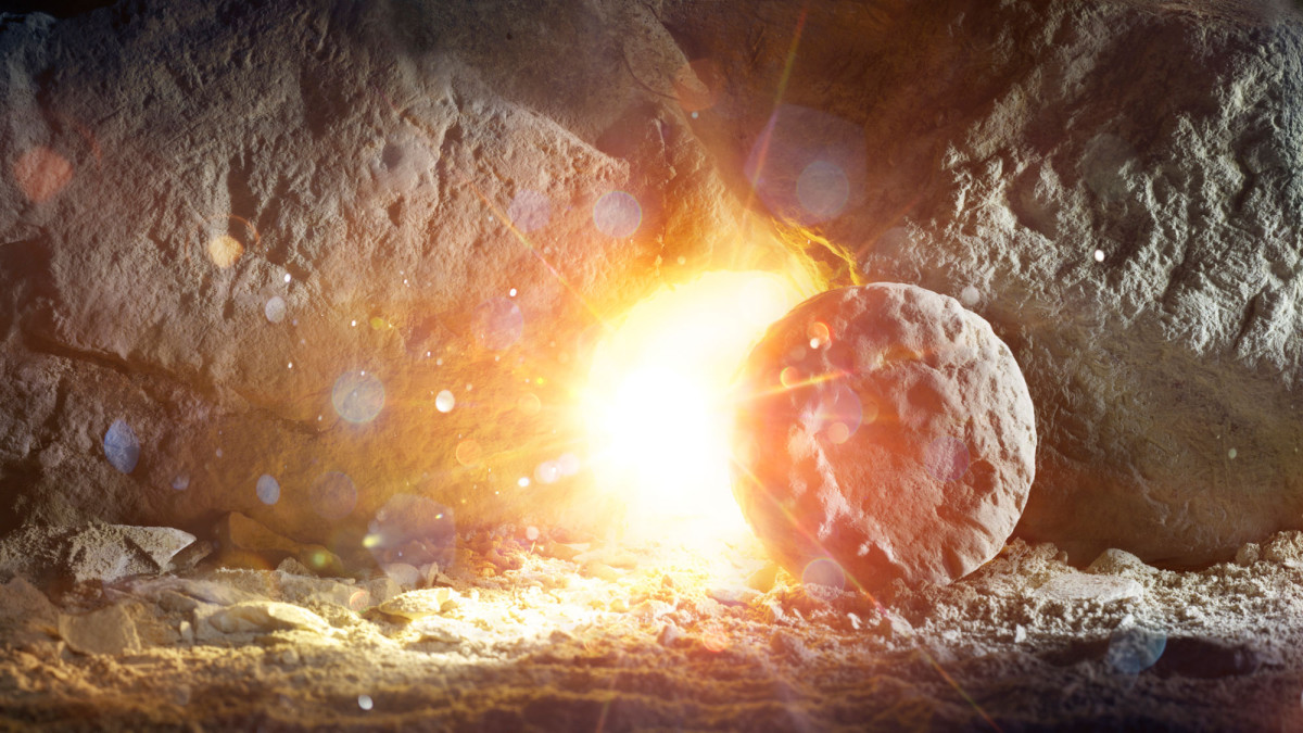 Sonne scheint in Höhleneingang