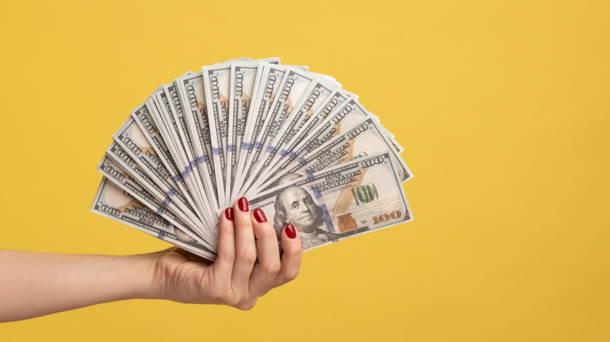 Hand hält Fächer mit Geld