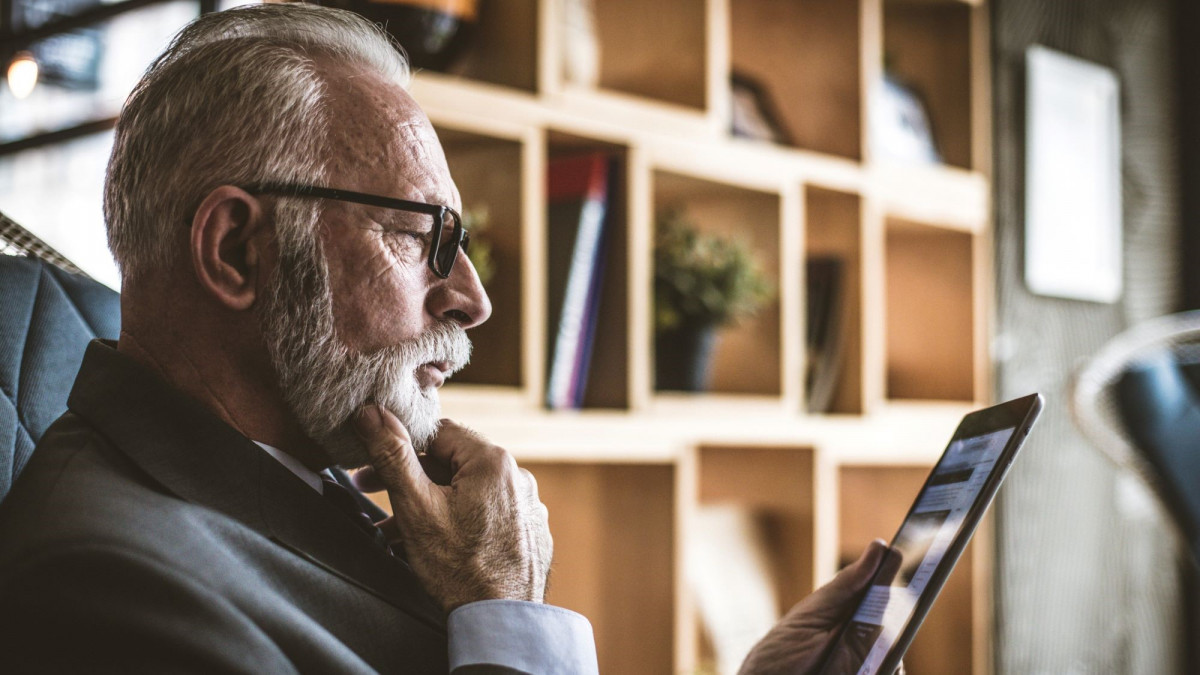 Älterer Herr am Tablet