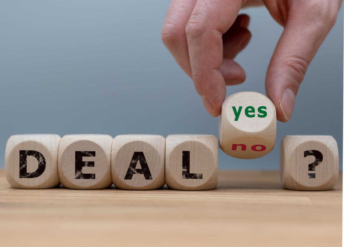 In Holzwürfeln steht das Wort DEAL geschrieben