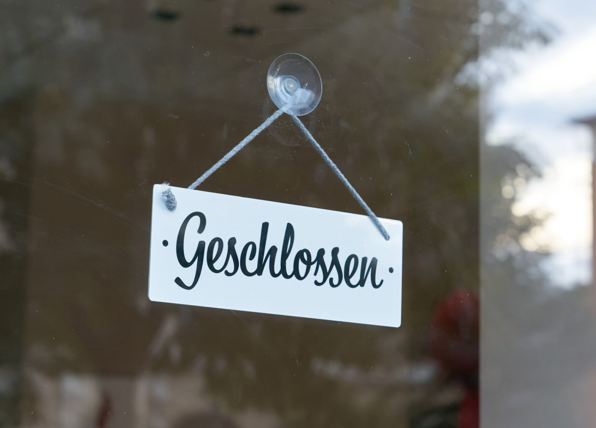 Geschlossen-Schild an einer Tür