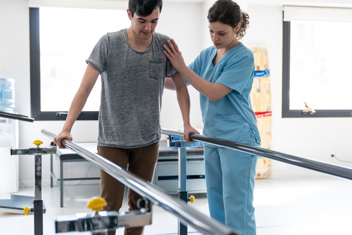 Ein Mann in einer Reha-Klinik