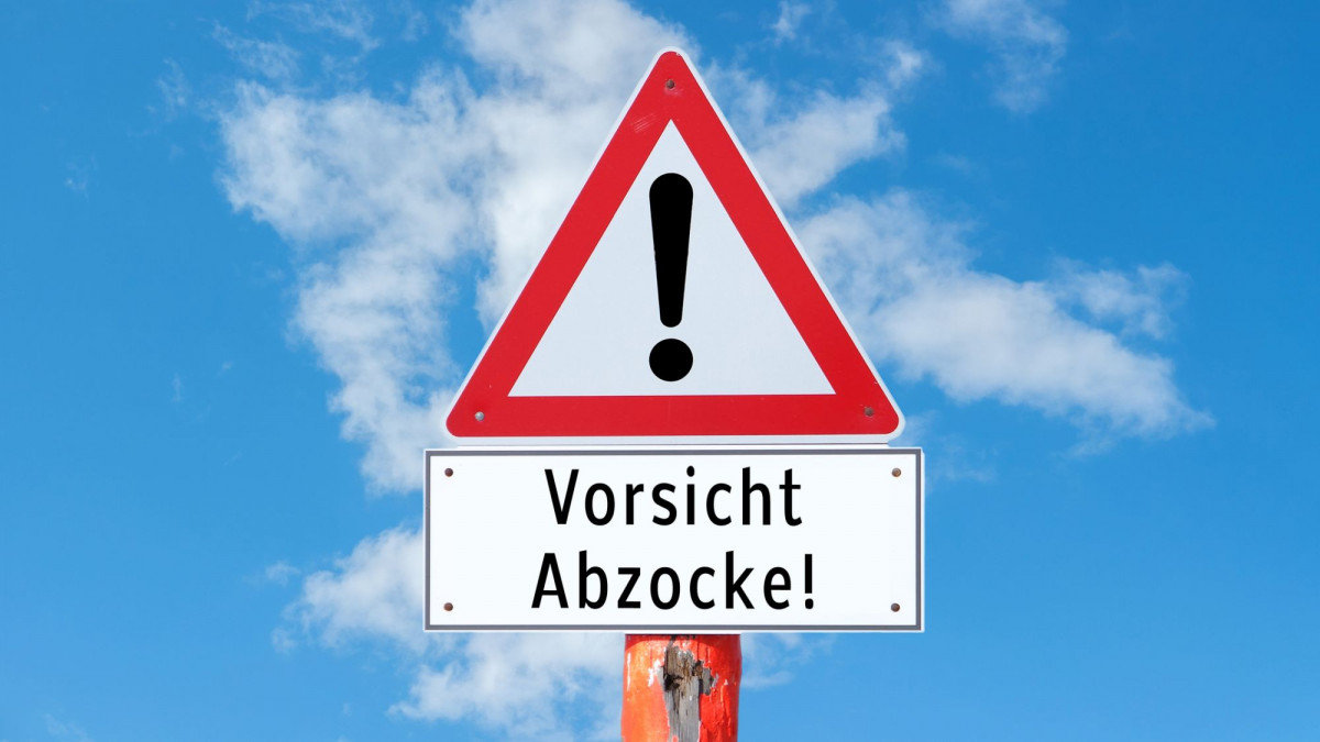 Schild mit Aufschrift Vorsicht Abzocke