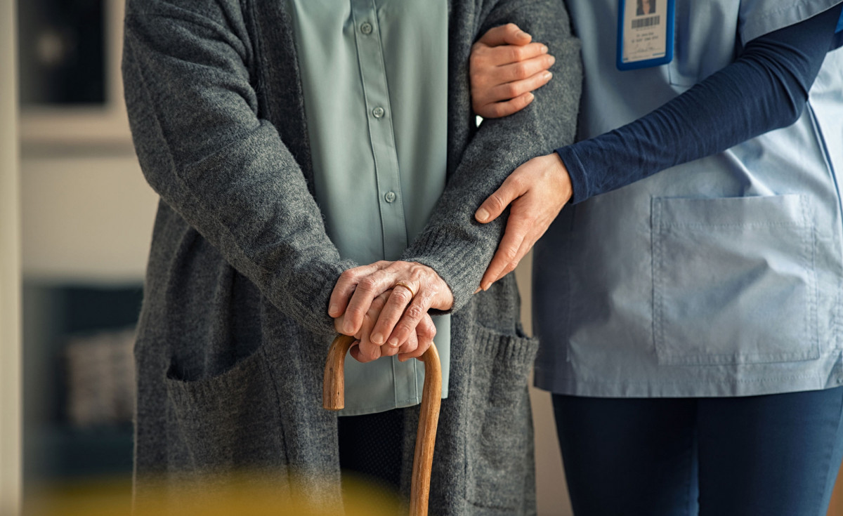 Pflegerin hilft älterer Frau