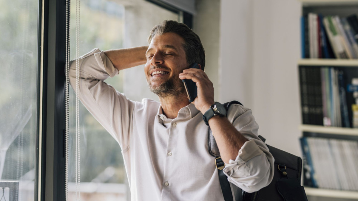 Mann verspürt Erleichterung