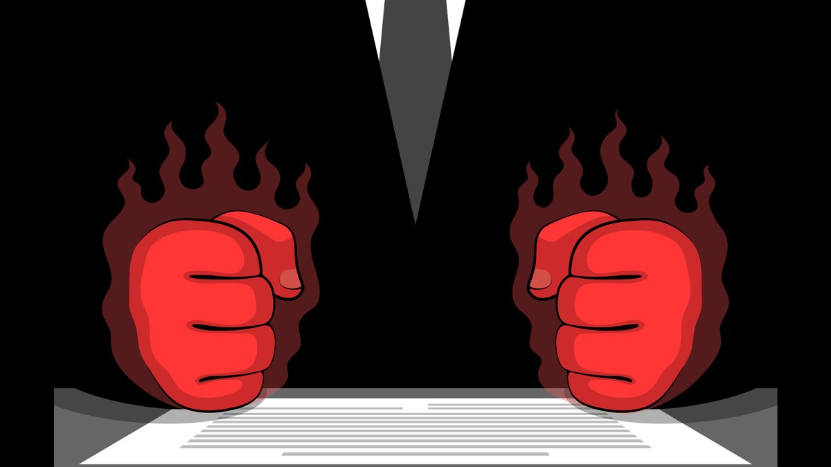 Wütende Fäuste auf dem Tisch vor Vertragsdokument