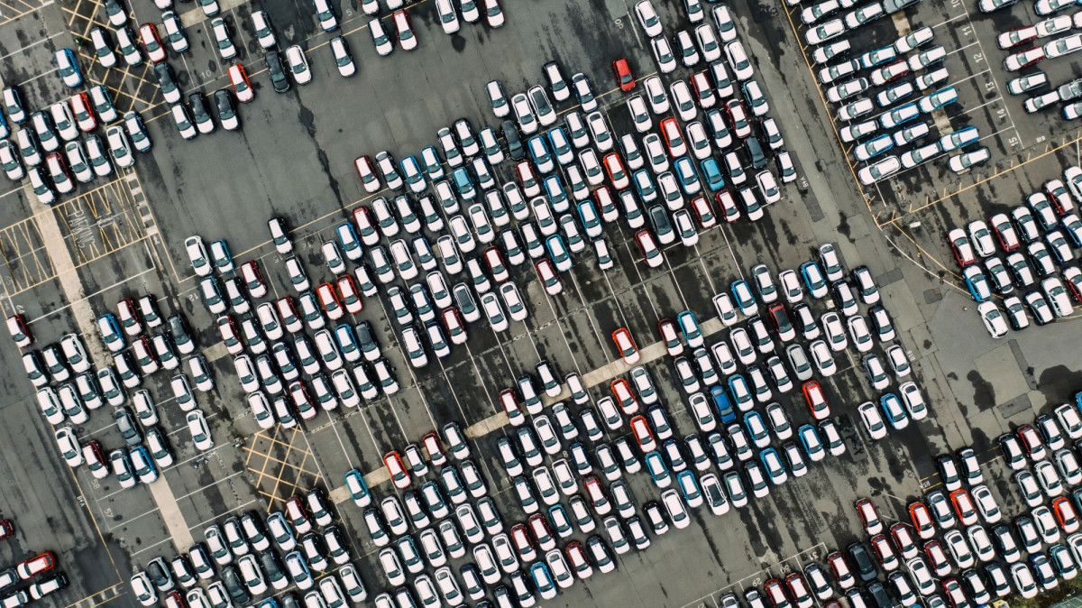 Viele Autos auf einem Parkplatz