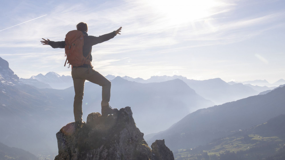 Mann allein auf Berggipfel