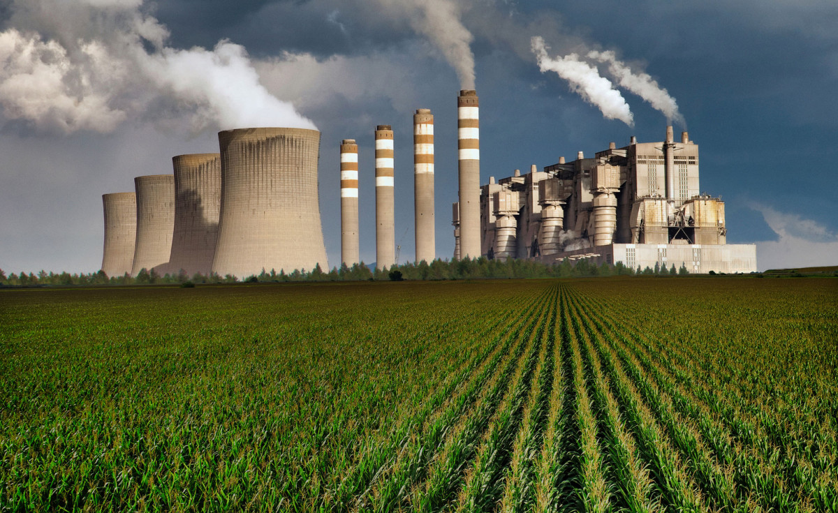Kernkraftwerke hinter grünem Feld