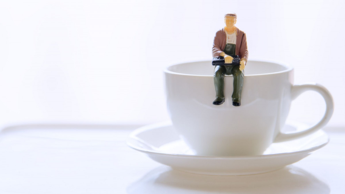 Kleiner Mann auf Kaffeetasse