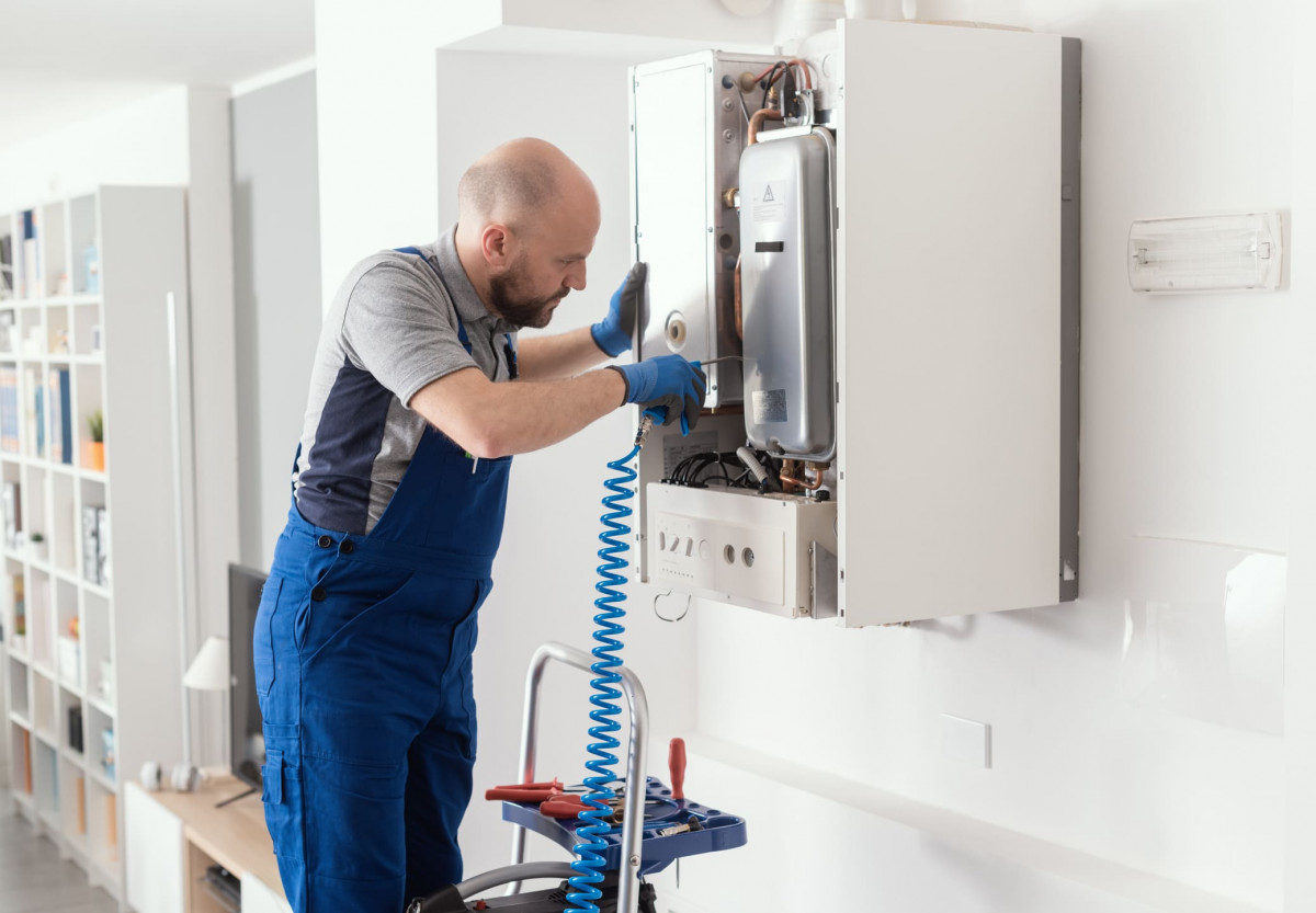 Ein Mechaniker repariert eine Heizungsanlage