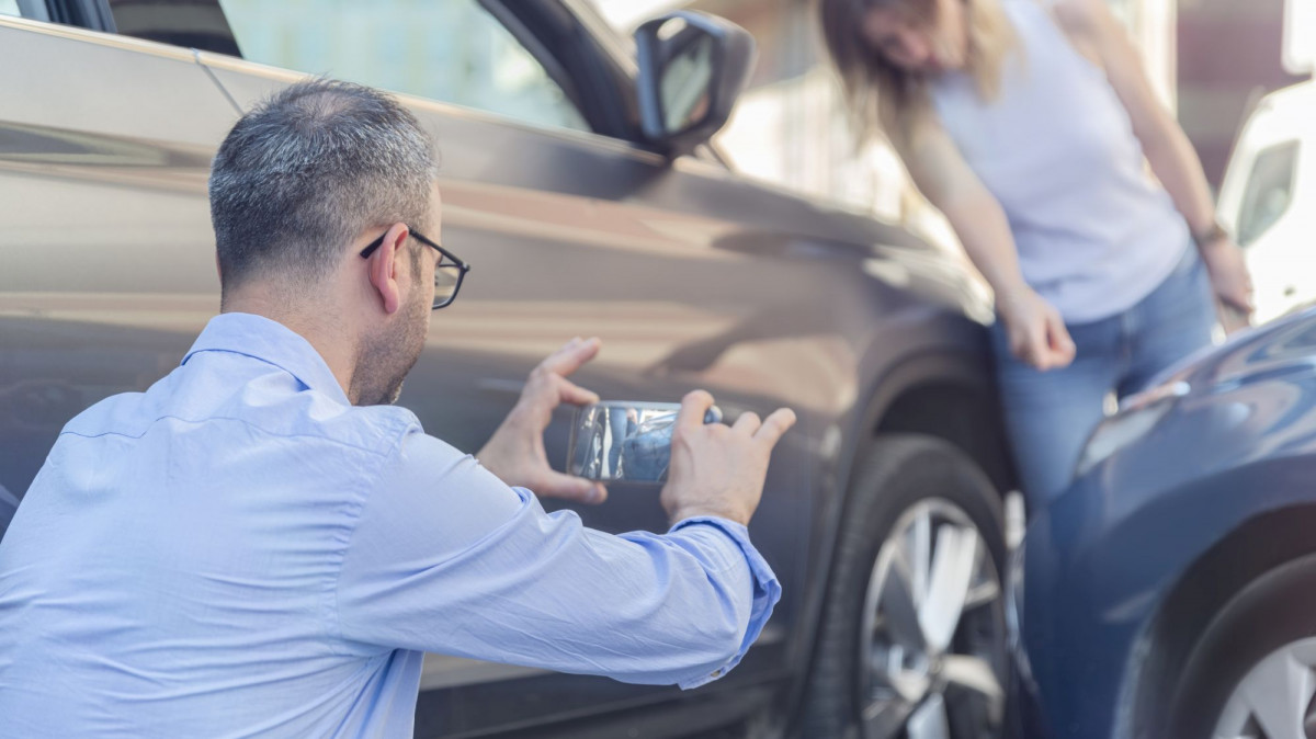 Man fotografiert Kfz-Schaden nach Unfall