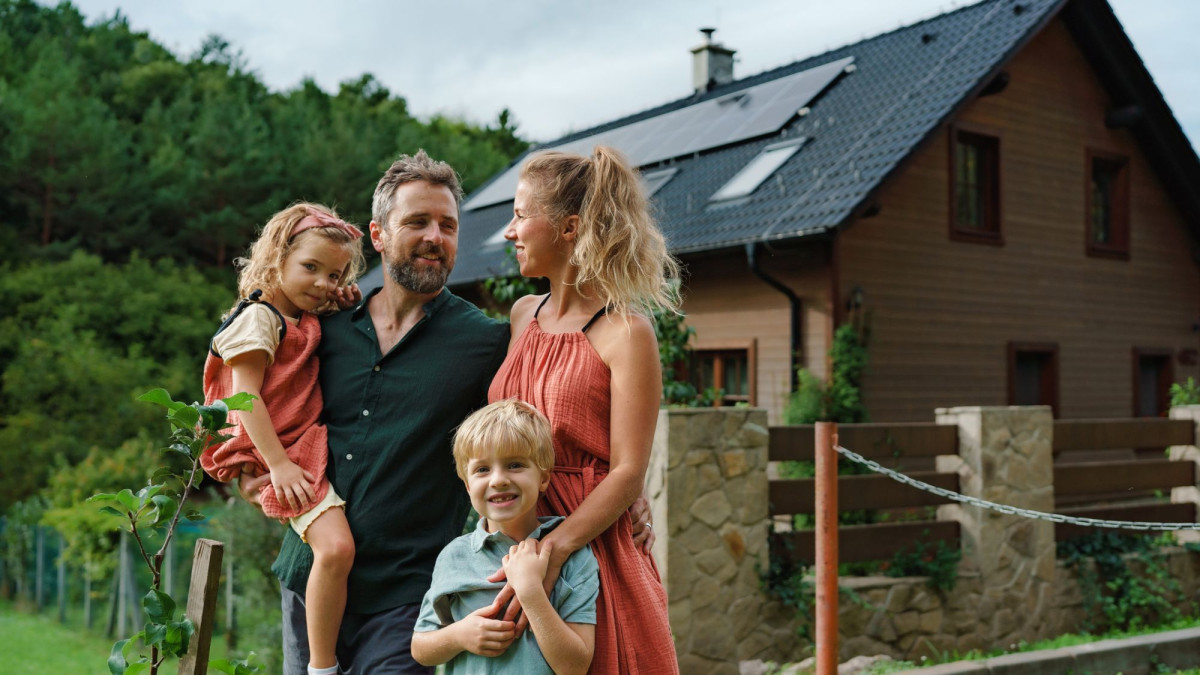 Familie steht vor Haus