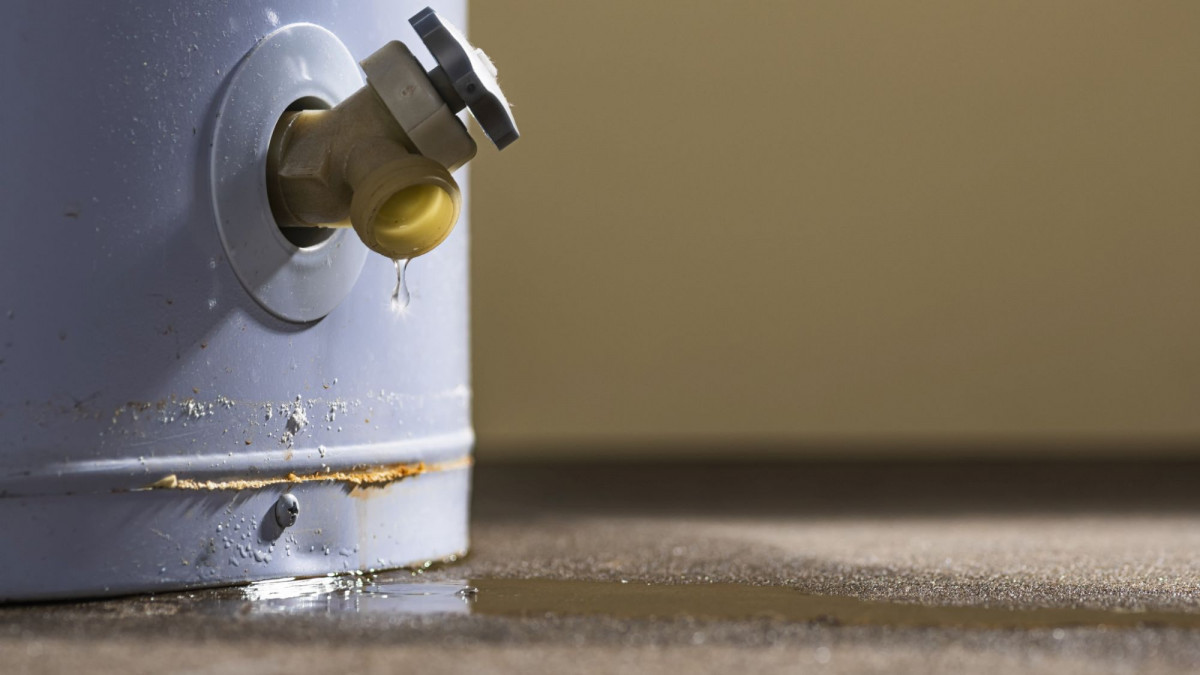 Tropfender Wassertank verursacht Pfütze im Haus