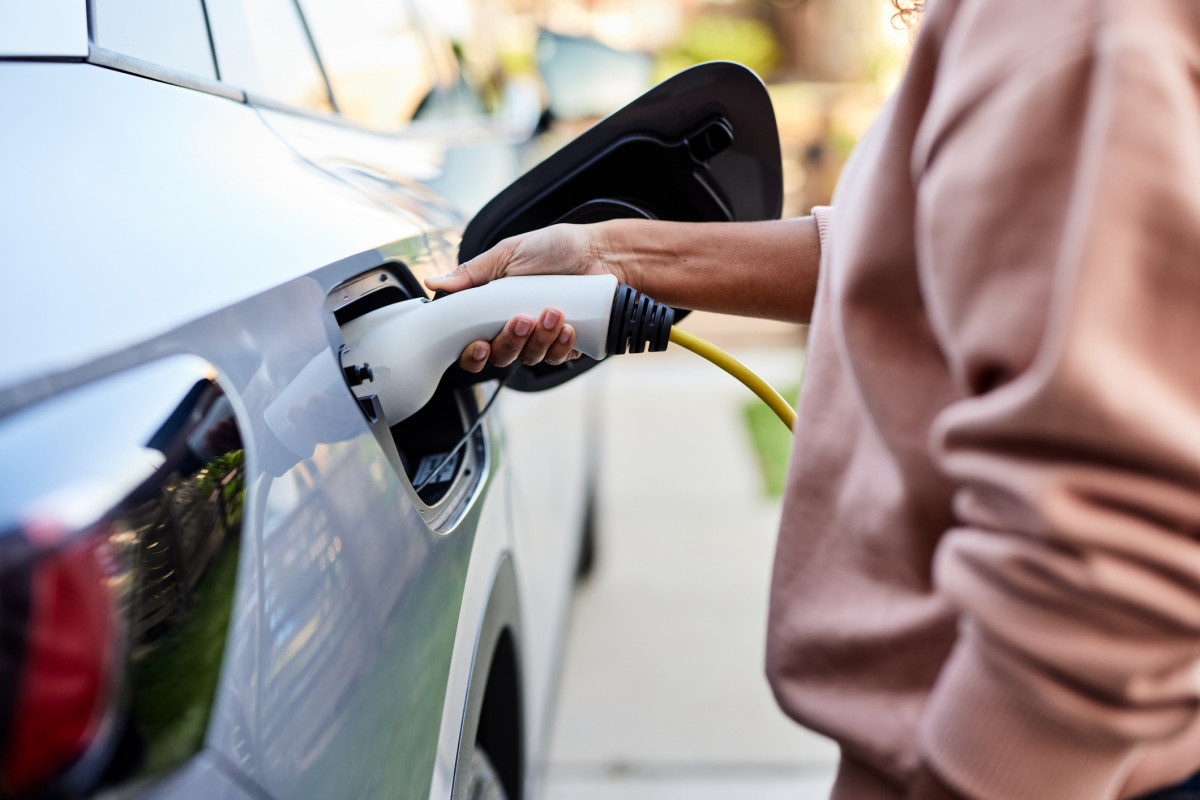 Ein E-Auto wird an einer öffentlichen Ladestation geladen.