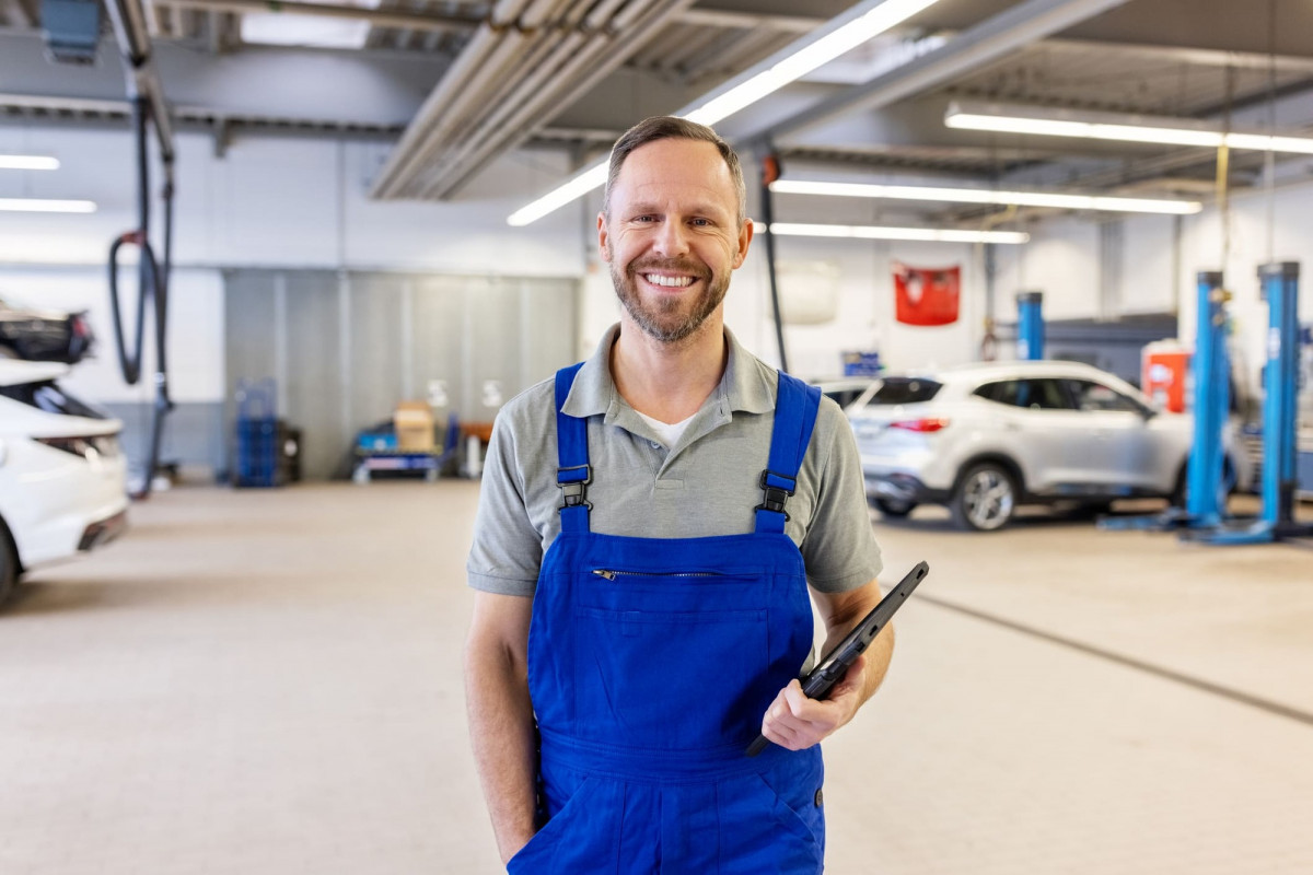 Mitarbeiter in einer Kfz-Werkstatt