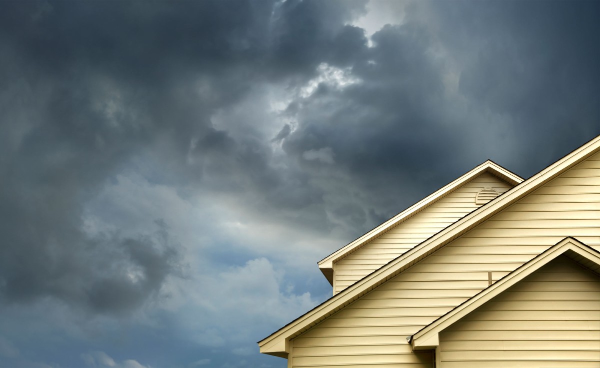 Dunkle Wolken ziehen auf