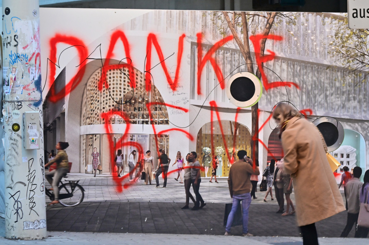 Auf einer Häuserfassade wurde "Danke Benko" gesprüht.