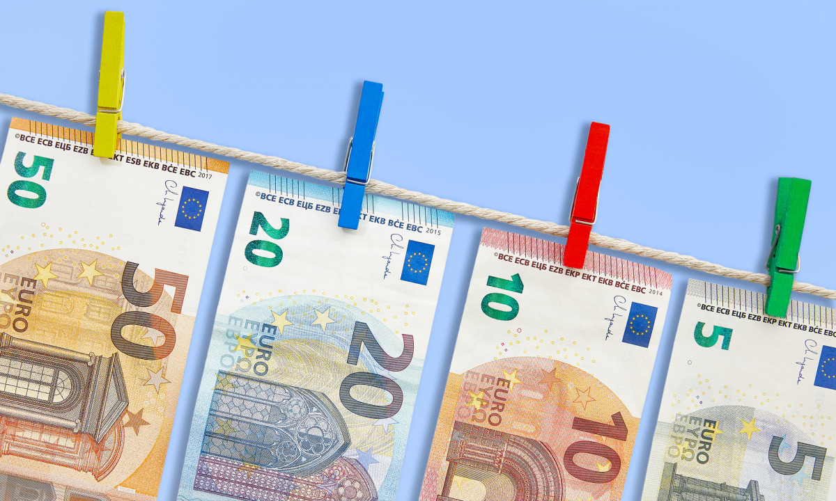 Euro-Banknoten an einer Wächeleine