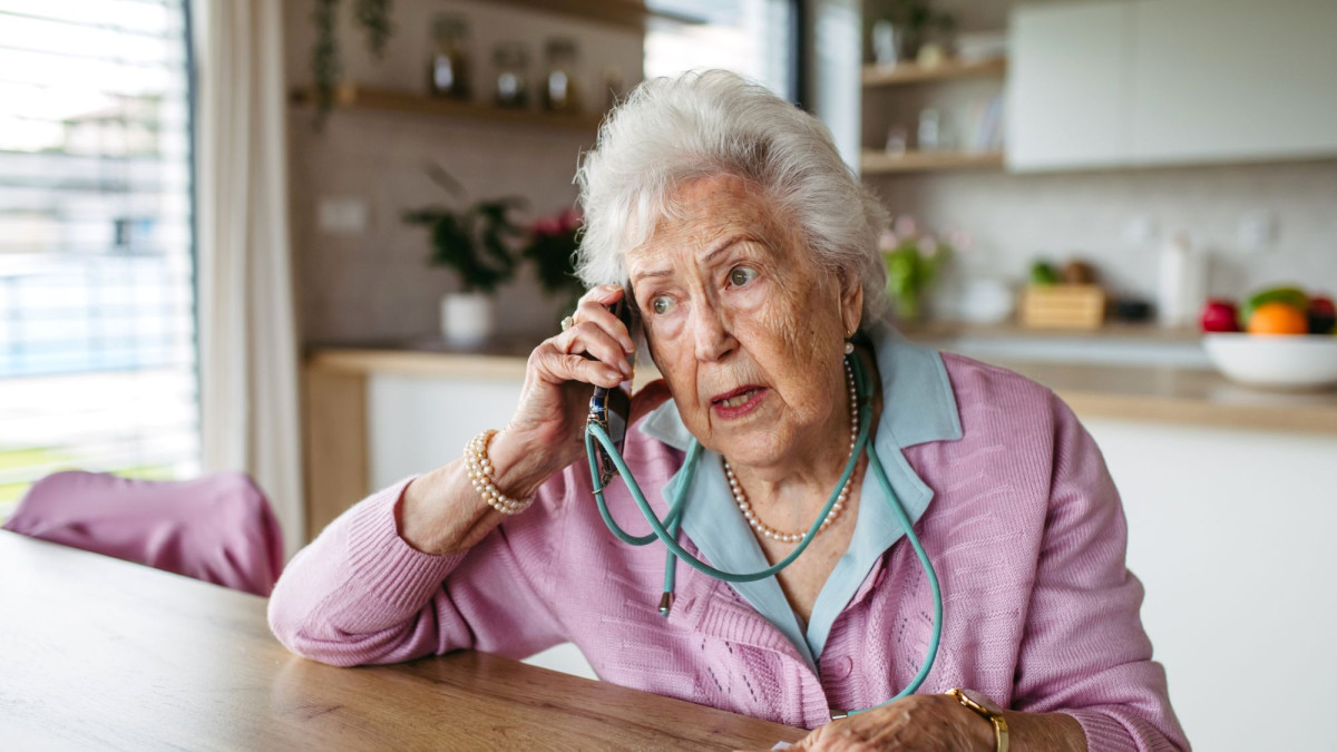 Alte Frau wird angerufen