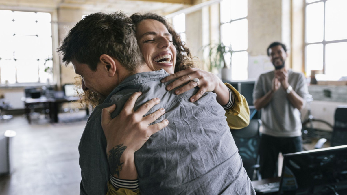 Kollegen umarmen sich