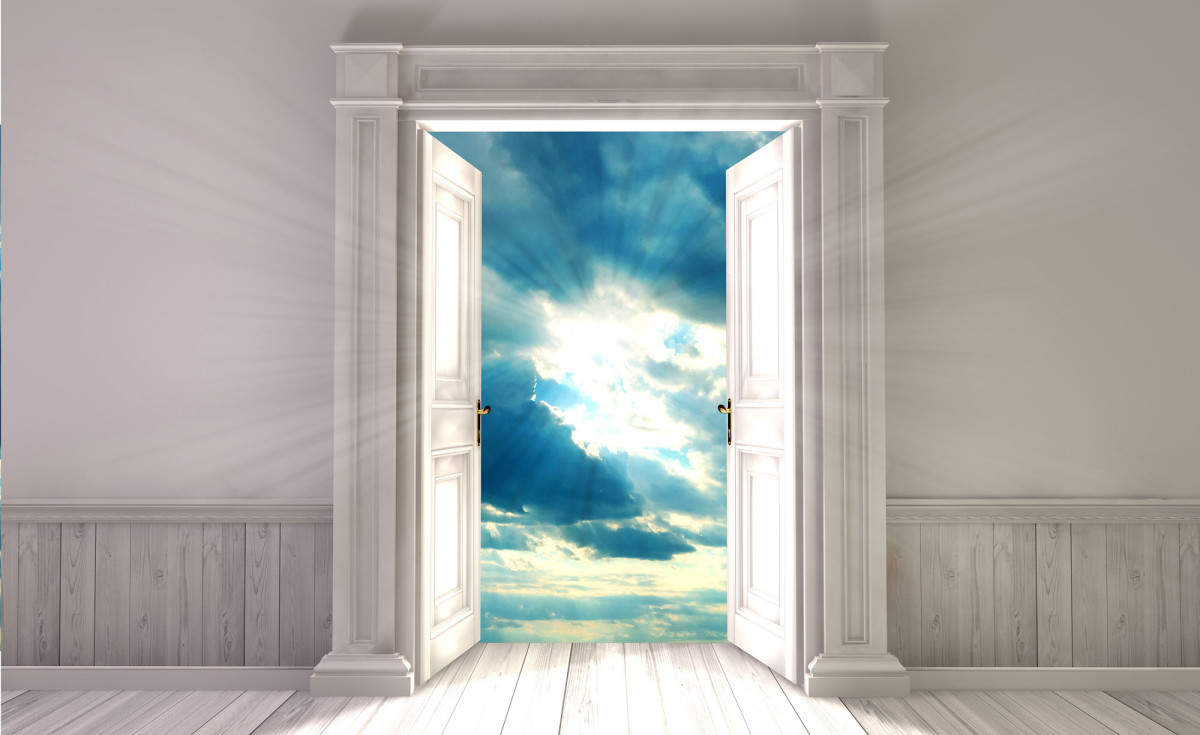 Geöffnete Tür zum Himmel (Symbolbild)