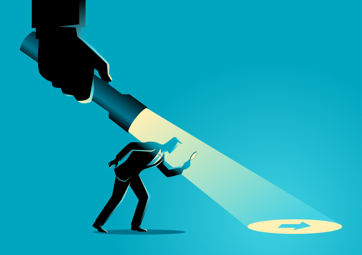 Eine Taschenlampe leuchtet auf den Boden